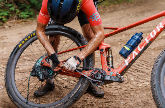 Lauren De Crescenzo stops to repair her chain during 2024 Chequamegon MTB