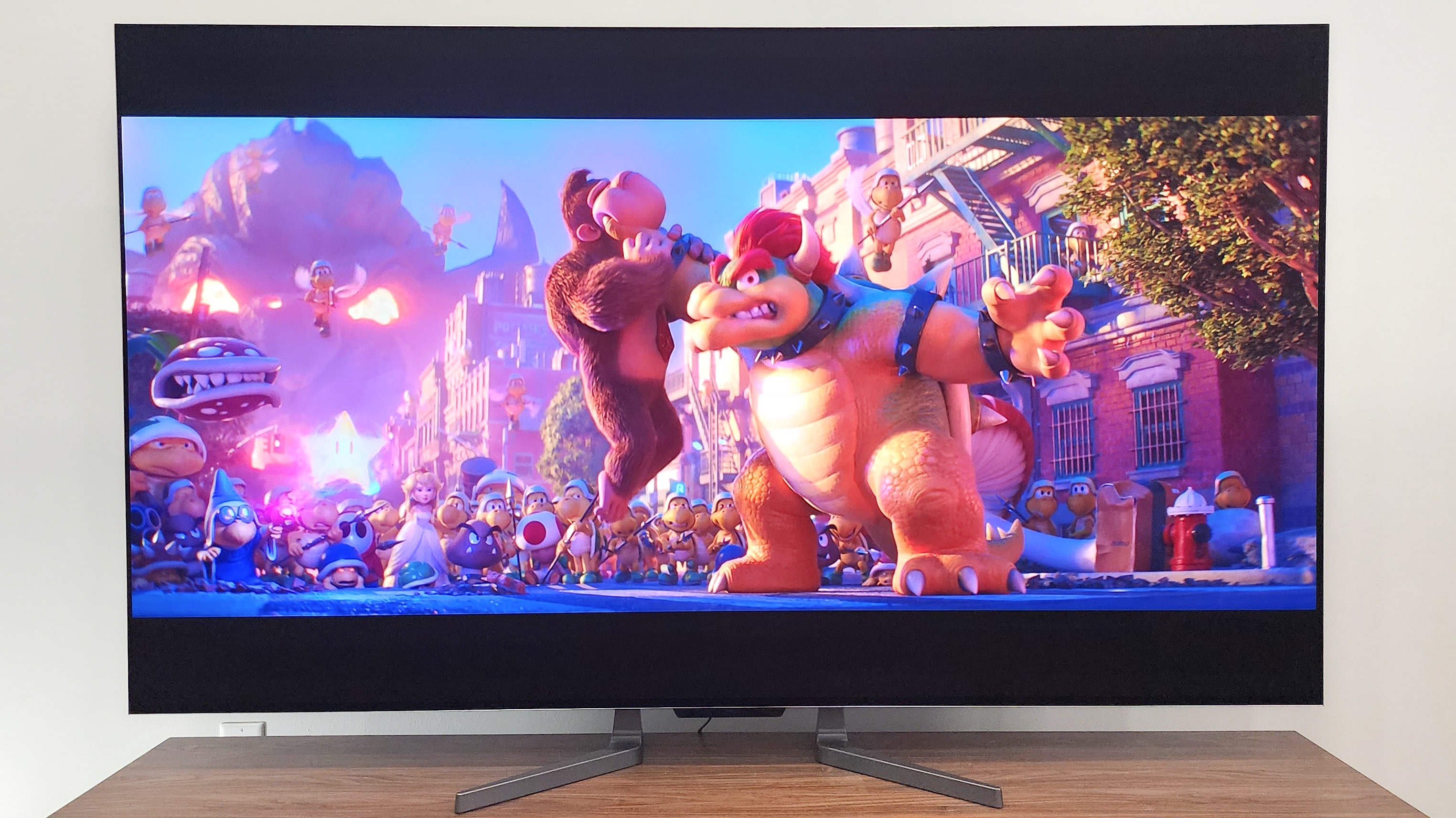 Se muestra el televisor LG OLED evo M3 en la sala de estar con la película de Super Mario Bros en pantalla