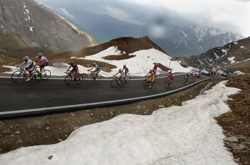 The peloton heads over the Il Colle dell'Agnello during stage 12 of the 2007 Giro d'Italia