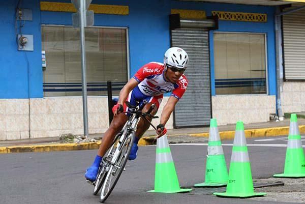It's a tight one for this BCR-Pizza Hut-KHS-Powerade rider.
