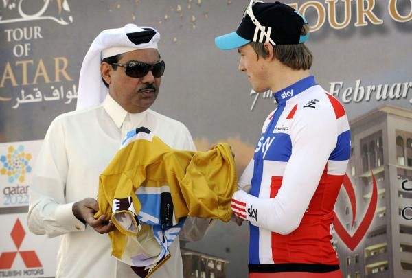 Edvald Boasson Hagen accepts the race leader's jersey from an official