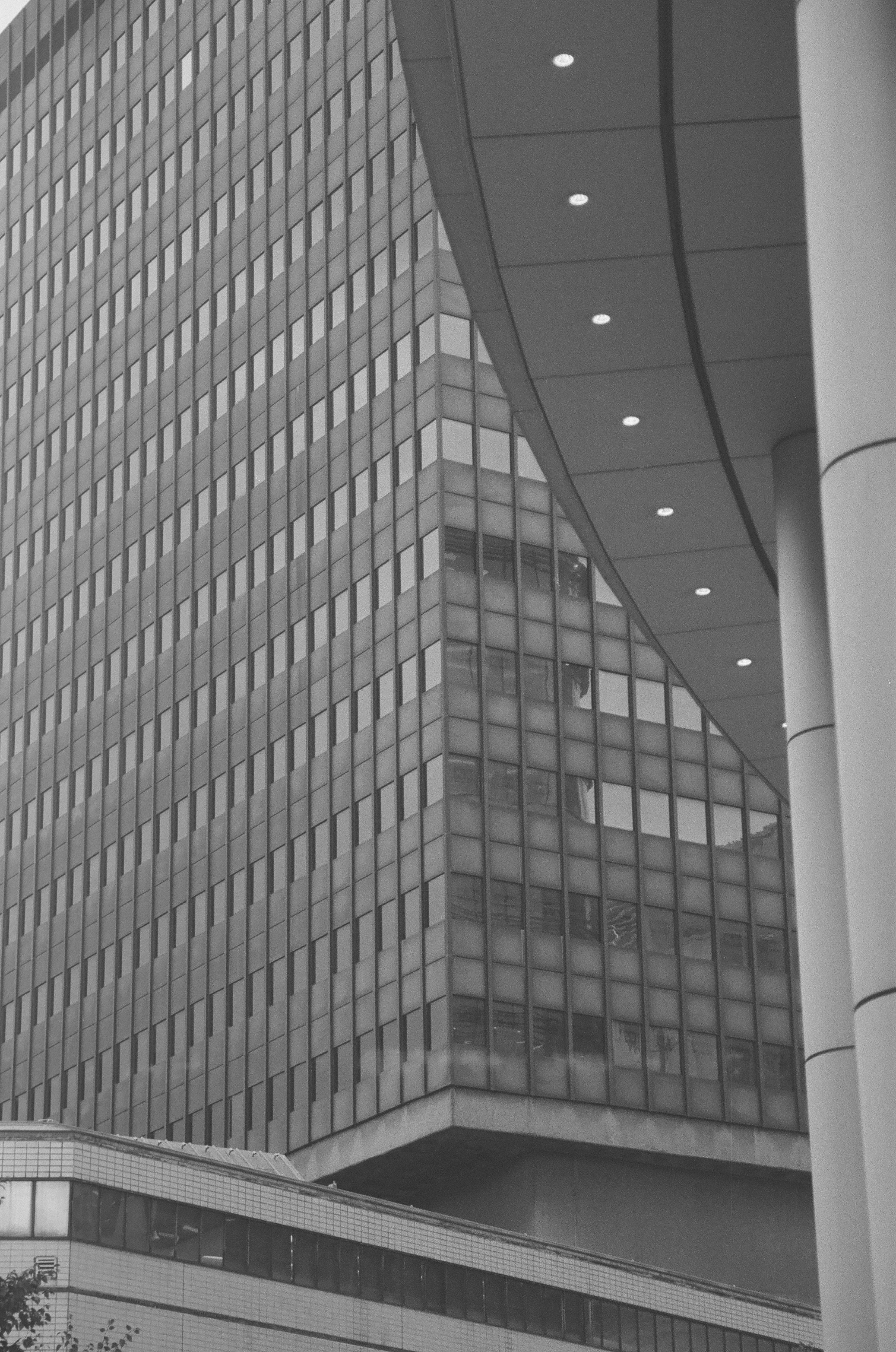 Sample photo of AgfaPhoto APX 400 35mm film showing architectural image of a tall, blocky office building