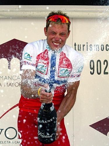 Thor Hushovd (Credit Agricole) lets loose with the champagne, careful not to wet his newly-acquired amphibian friend.