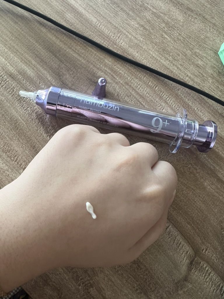 A swatch of Numbuzin's No.9 NAD+ Retinol Volumetox Eye Cream.