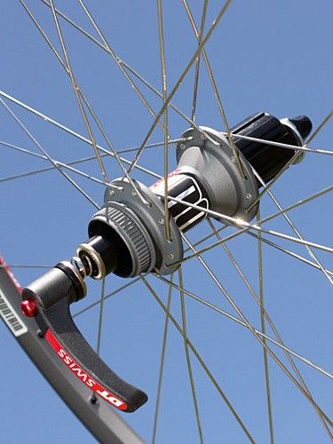 The rear hub is again based on DT Swiss' 340 model and features Center Lock rotor compatibility - just add an adapter for six-bolt discs.