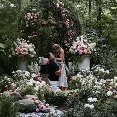 taylor swift and travis kelce get engaged.