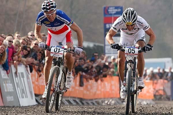 Julien Absalon (Orbea) led out the sprint ahead of Nino Schurter (Scott Swisspower), who ended up winning.