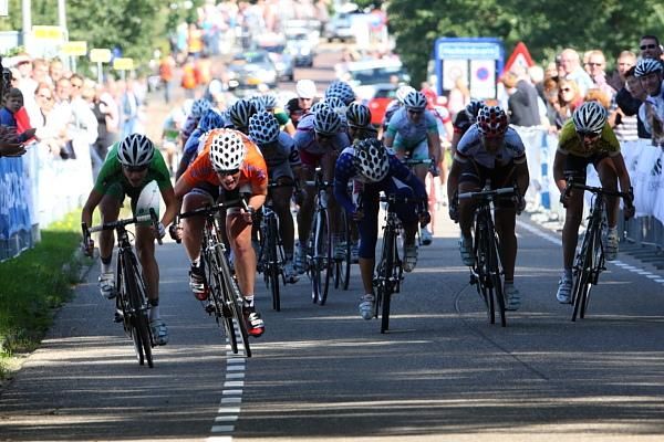 The bunch sprinting for the finish. There were really only two in it: Marianne Vos (Nederland Bloeit) and Kirsten Wild (Cervelo Test Team).