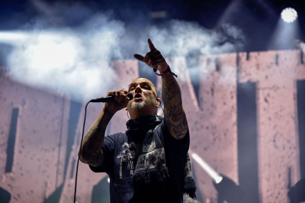 A picture of Phil Anselmo performing with Pantera