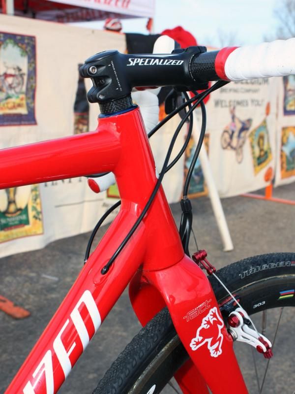 The front end features a tapered 1 1/8"-to-1 1/2" steerer plus internal cable routing.
