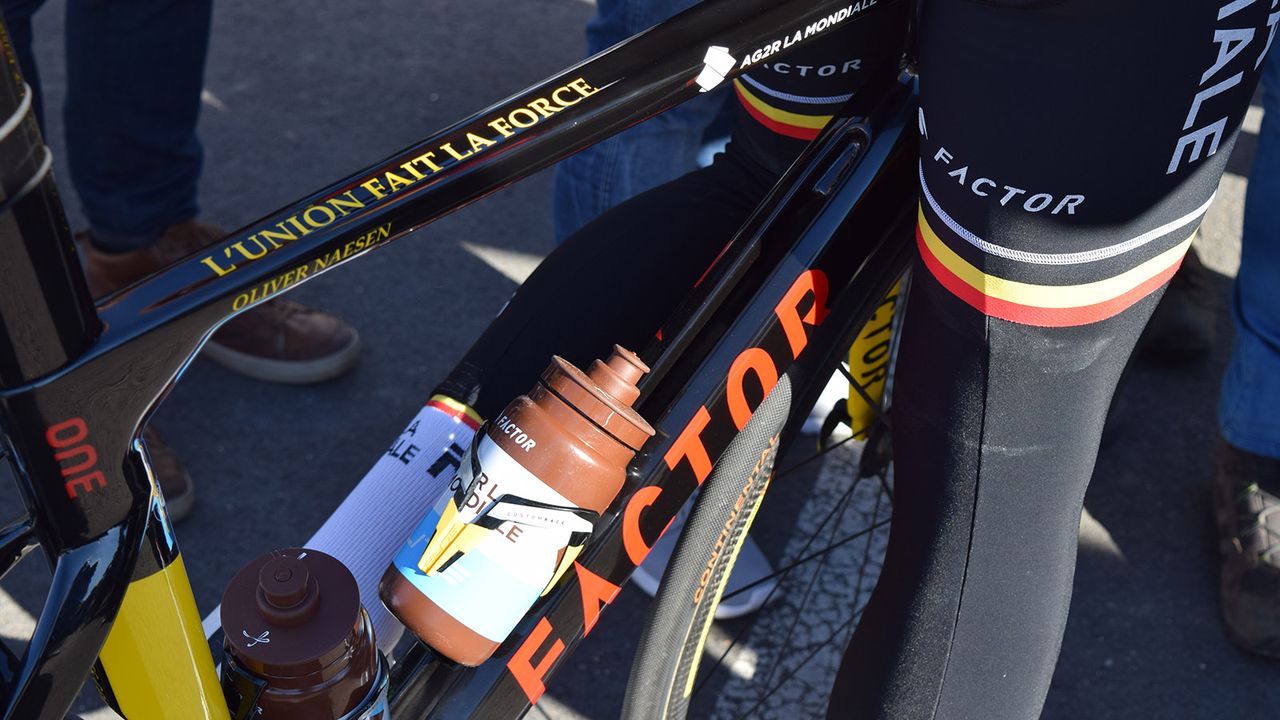 Unity makes strength' adorns the top tube and is generally accepted as Belgium's national motto, as well as making a nod towards Naesen's teammates perhaps