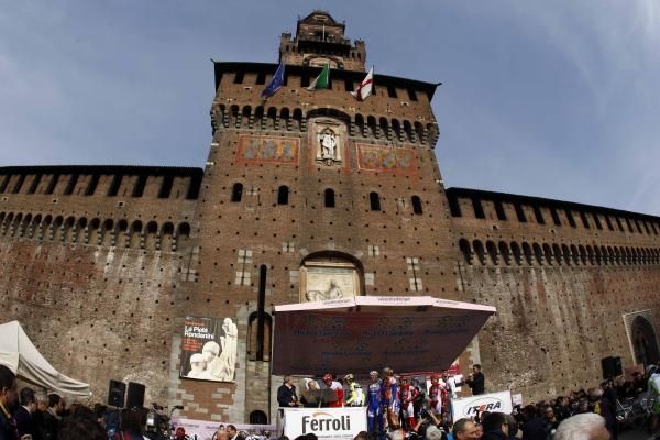 The riders signed on in the shadow of the splendid Castello Sforzesco.