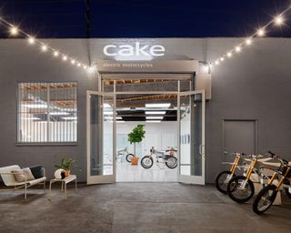 Outside area at lit-up CAKE HQ, Venice, California, by Shin Shin Architects
