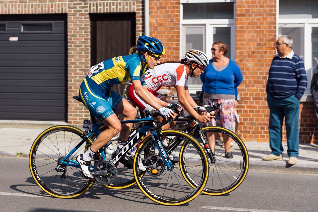 Emma Johansson (Sweden) &amp; Kasia Niewiadoma (Poland) set the pace going into the final lap.
