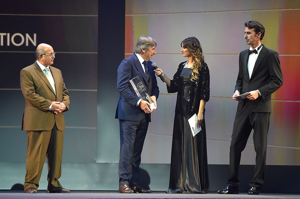 Eusebio Unzu&eacute; collecting the team prize award