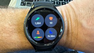 En Samsung Galaxy Watch 6 Classic runt en persons handled som visar statistik som puls, sömn, temperatur och steg.