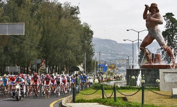 The peloton ain't got much on this impressive Adonis-like sculpture as it heads towards Cuautla.