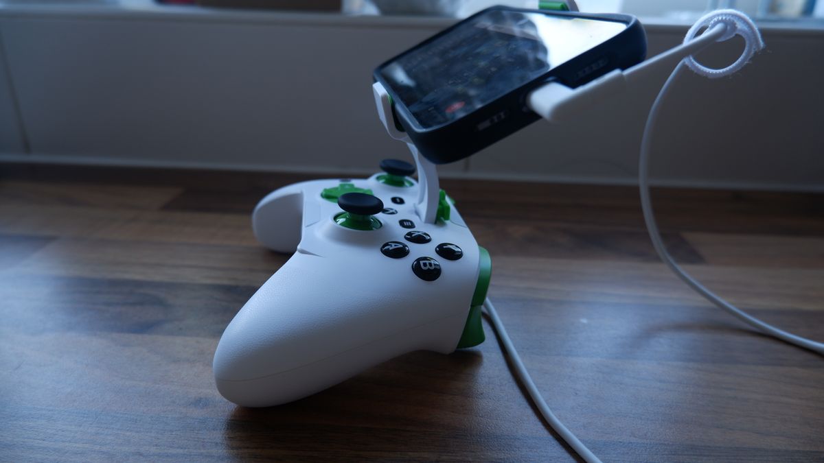 RiotPWR Xbox Cloud Gaming Controller for iPhone review Laptop Mag