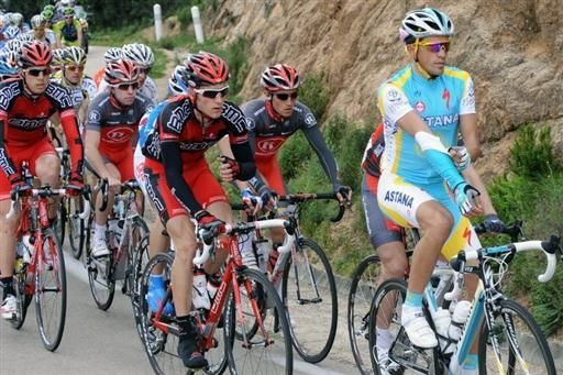 Alberto Contador (Astana) removes his arm warmers