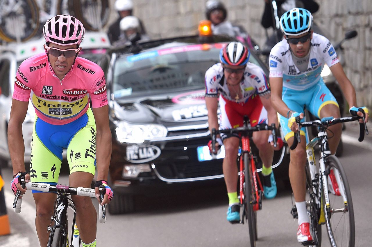 Mikel Landa and Alberto Contador (Tinkoff-Saxo) get a small gap over Aru and Trofimov