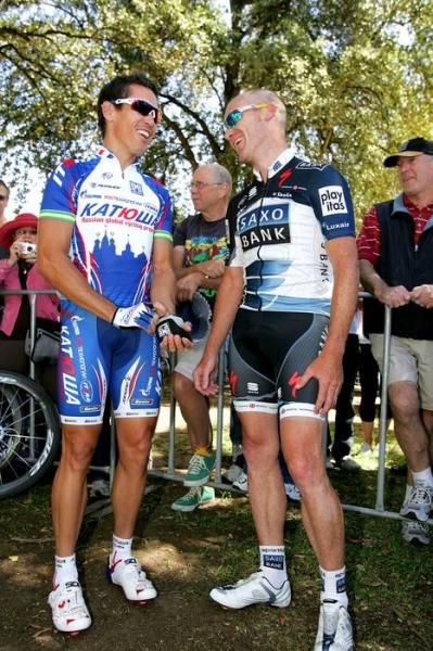 Robbie McEwen (Katusha) has a chat with fellow Aussie Stuart O'Grady (Saxo Bank) prior to the team