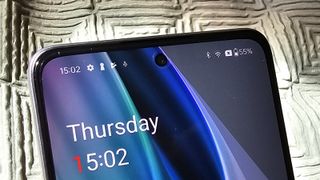 Den øverste del af skærmen på en OnePlus Nord CE 4 Lite.