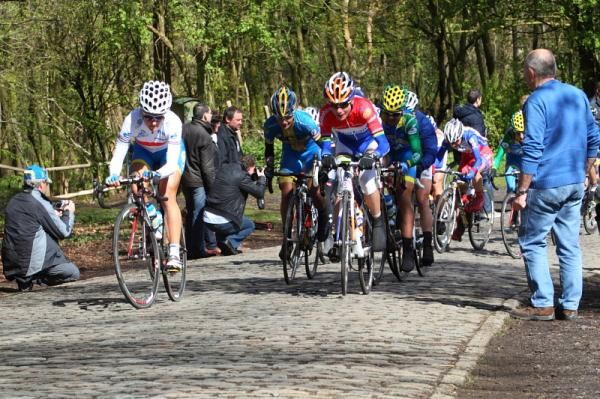 British Champion, Elizabeth Armitstead (AA Drink) and Dutch Champion, Marianne Vos (Rabo Women) chase the leaders on the Kemmelberg