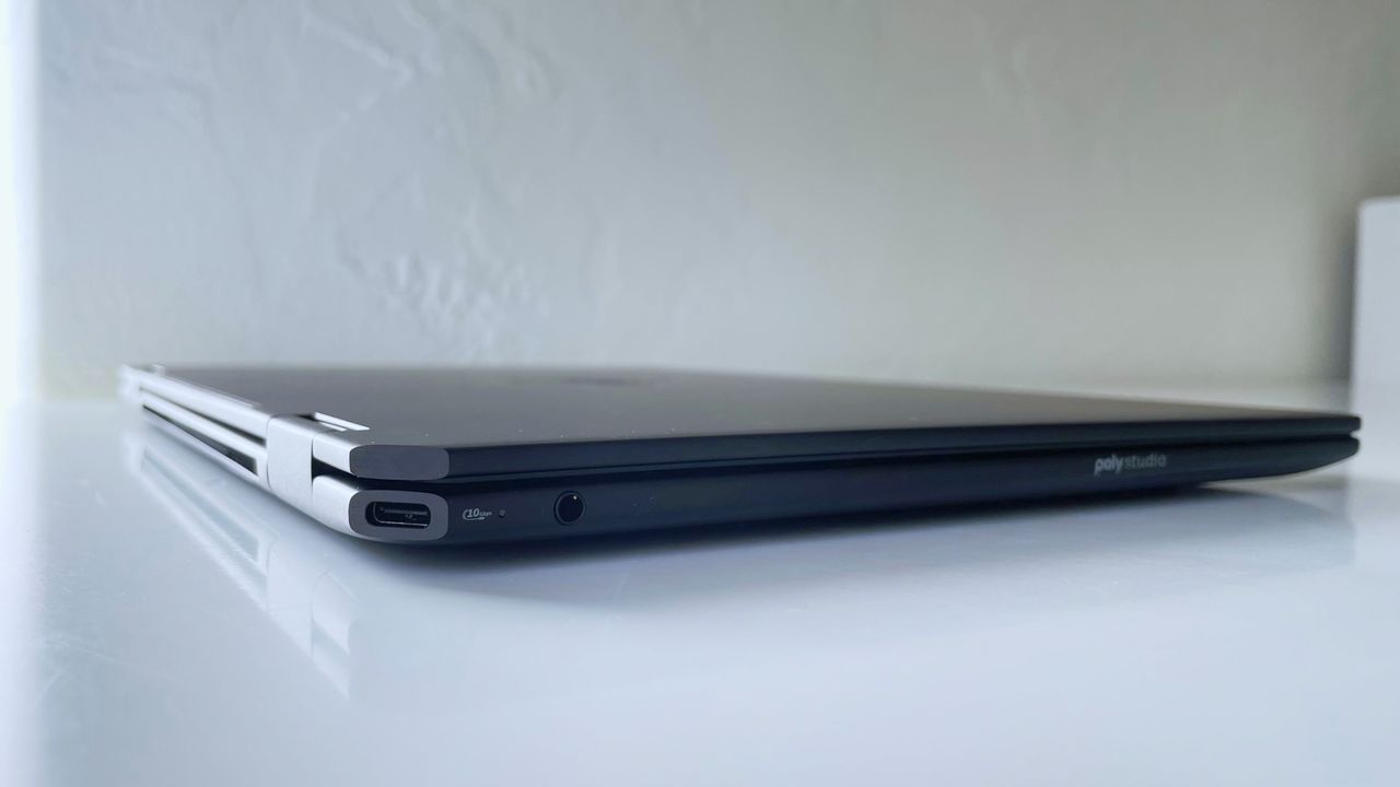 Close up of the ports on the left corner of the HP Omnibook Ultra Flip 14