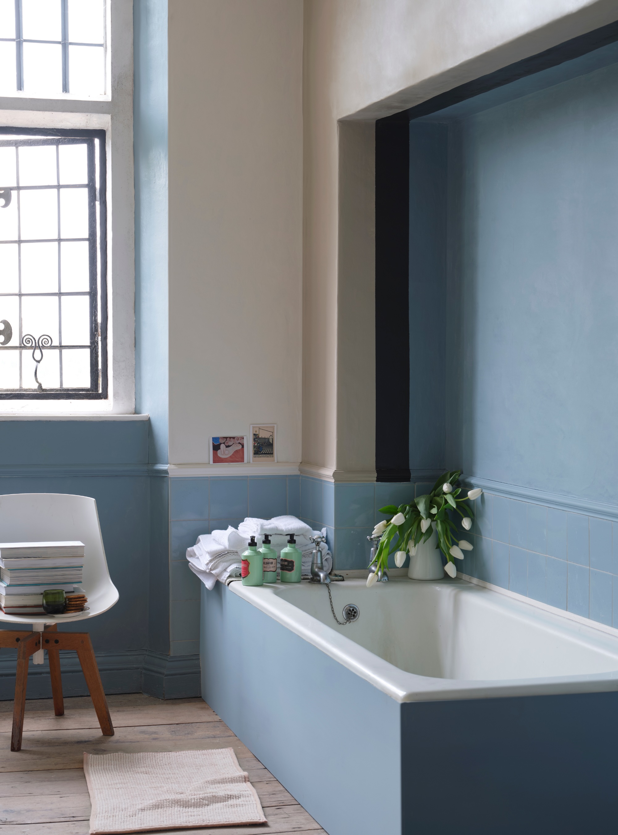 blue and brown bathroom by Farrow &amp;amp; Ball