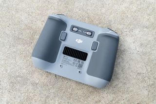 Yerde duran DJI Mini 3 Pro drone