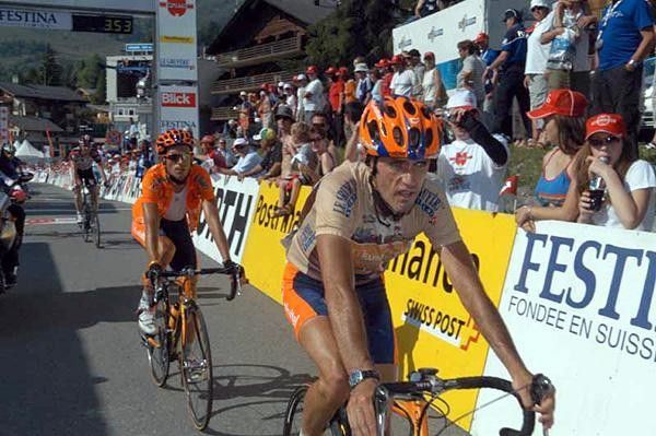 Roberto Laiseka (Euskaltel) leads home Iban Mayo and Jens Voigt