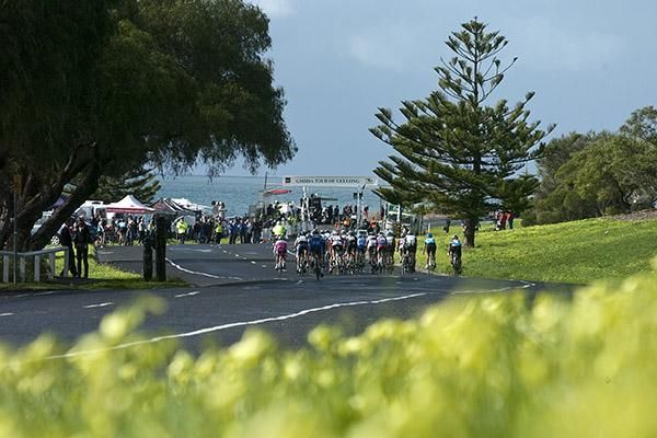 The field head towards the banner and the finish-line along the foreshore in Geelong.
