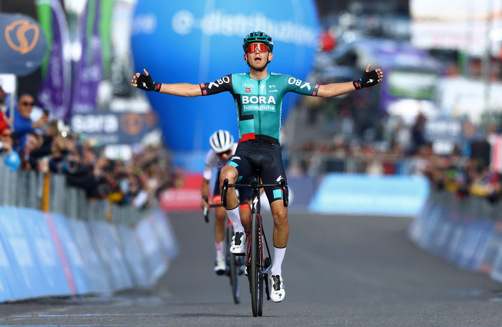 ETNA PIAZZALE RIFUGIO SAPIENZA ITALY MAY 10 Lennard Kmna of Germany and Team Bora Hansgrohe celebrates at finish line as stage winner ahead of Juan Pedro Lpez of Spain and Team Trek Segafredo during the 105th Giro dItalia 2022 Stage 4 a 172km stage from Avola to Etna Piazzale Rifugio Sapienza 1899m Giro WorldTour on May 10 2022 in Etna Piazzale Rifugio Sapienza Italy Photo by Michael SteeleGetty Images