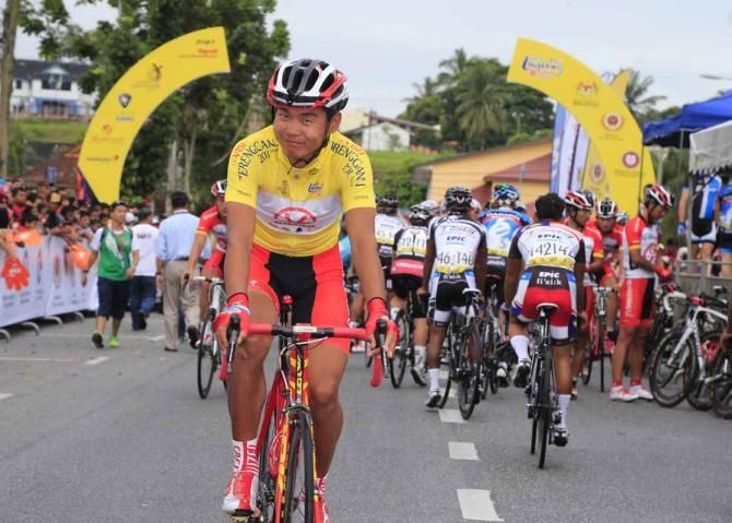 Race leader Meiyin Wang (Hengxiang Cycling Team) rolls out