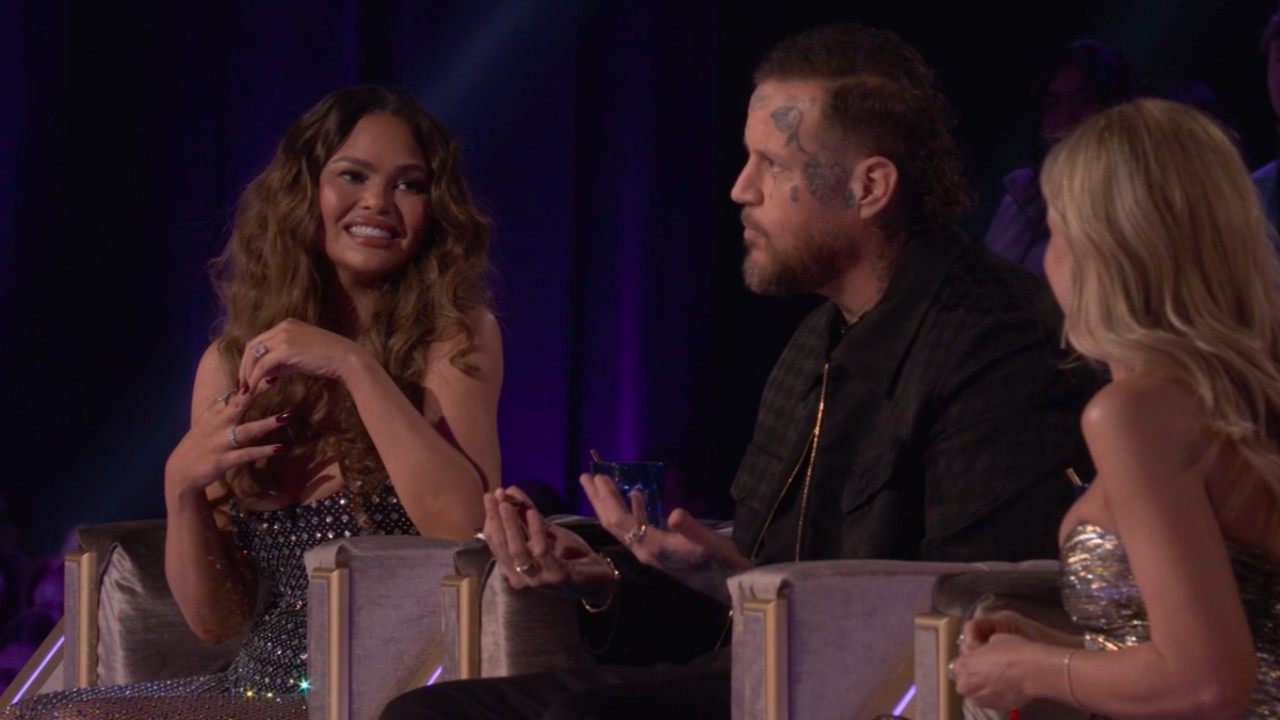 スター・サーチでジェリー・ロールを眺めるサラ・ミシェル・ゲラーとクリッシー・テイゲン。