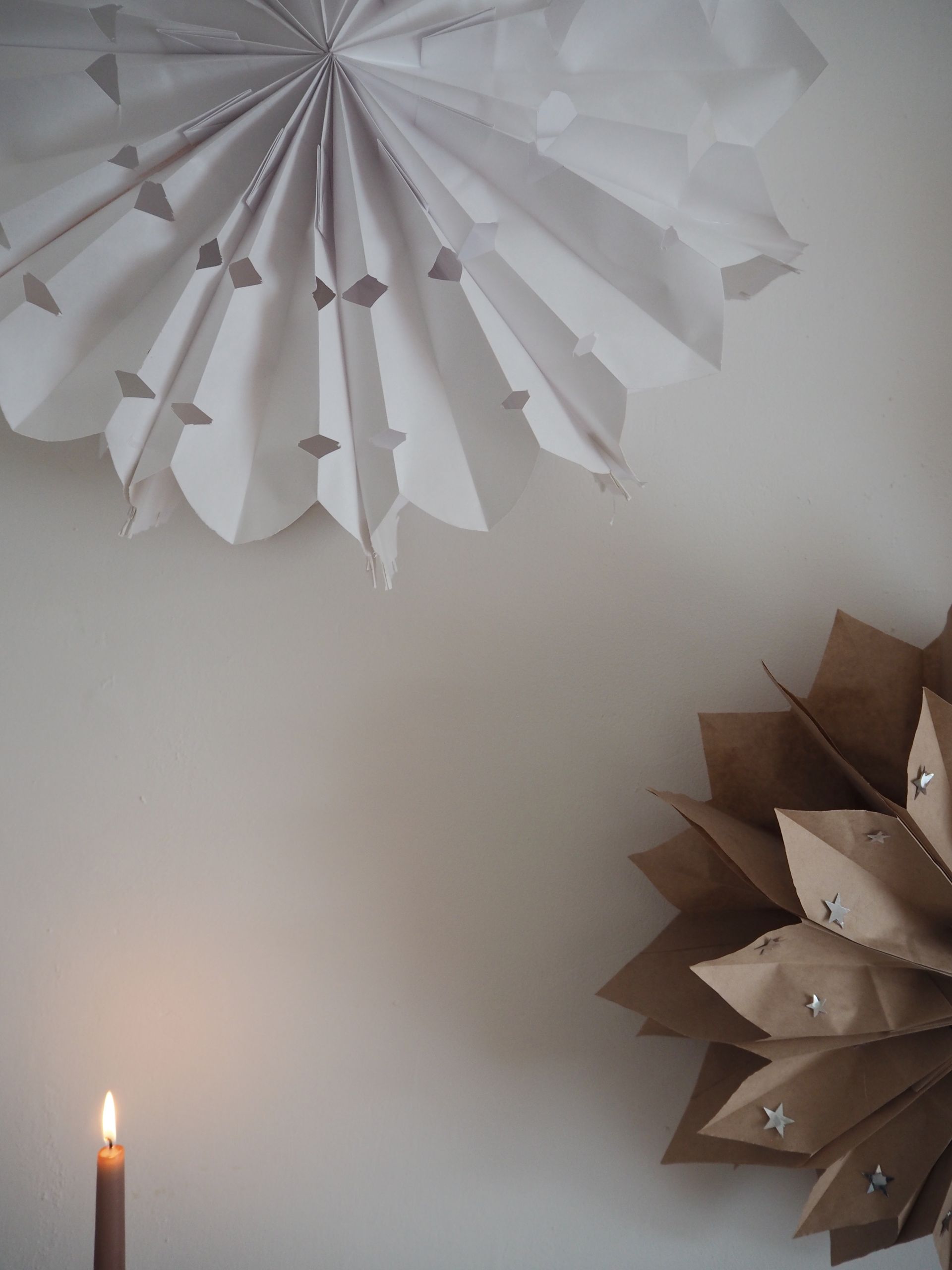 Dekorasi Natal dari kantong kertas, tas putih dan kraft, lilin