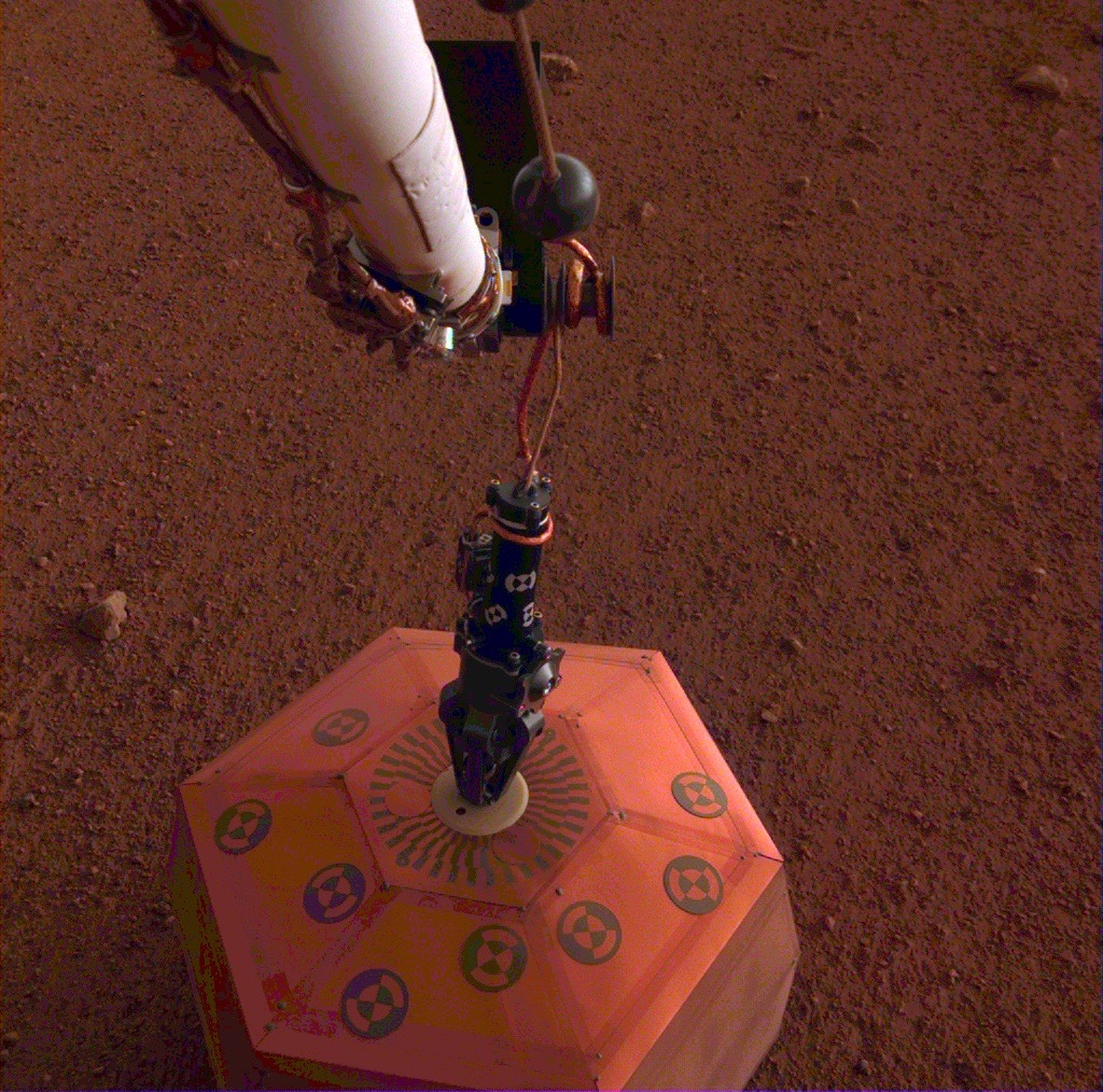 InSight Places Seismometer on Mars