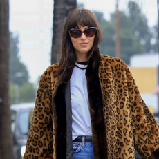 Dakota Johnson and her mother, Melanie Griffith, were spotted doing last-minute Christmas shopping at Scout Women's Clothing before heading off in separate cars. The low-key outing showed coordinated denim looks and relaxed vibes as the duo wrapped up holiday errands around the city.