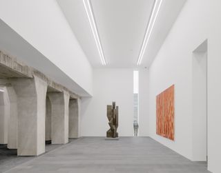 White gallery and concrete columns at Museum Küppersmühle Duisburg