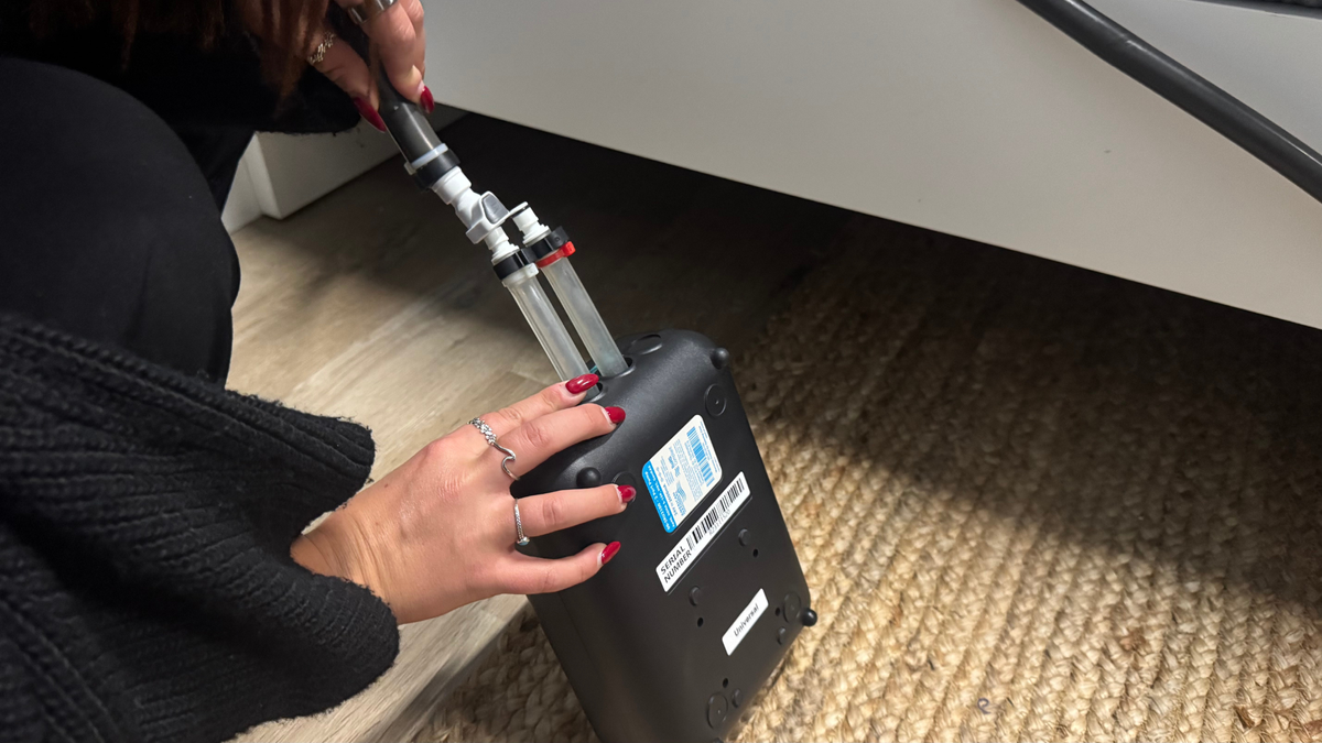 Connecting the hoses to the air control unit