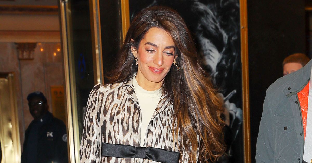 รองเท้าบูทต้นขาสูงของ Amal Clooney กำลังจะก่อให้เกิดความปั่นป่วน