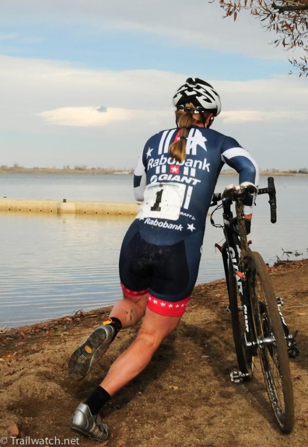 Katie Compton (Rabobank-Giant) running along the Boulder Reservoir