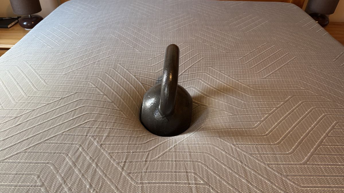 A heavy weight in the middle of the EGOHOME Hybrid mattress