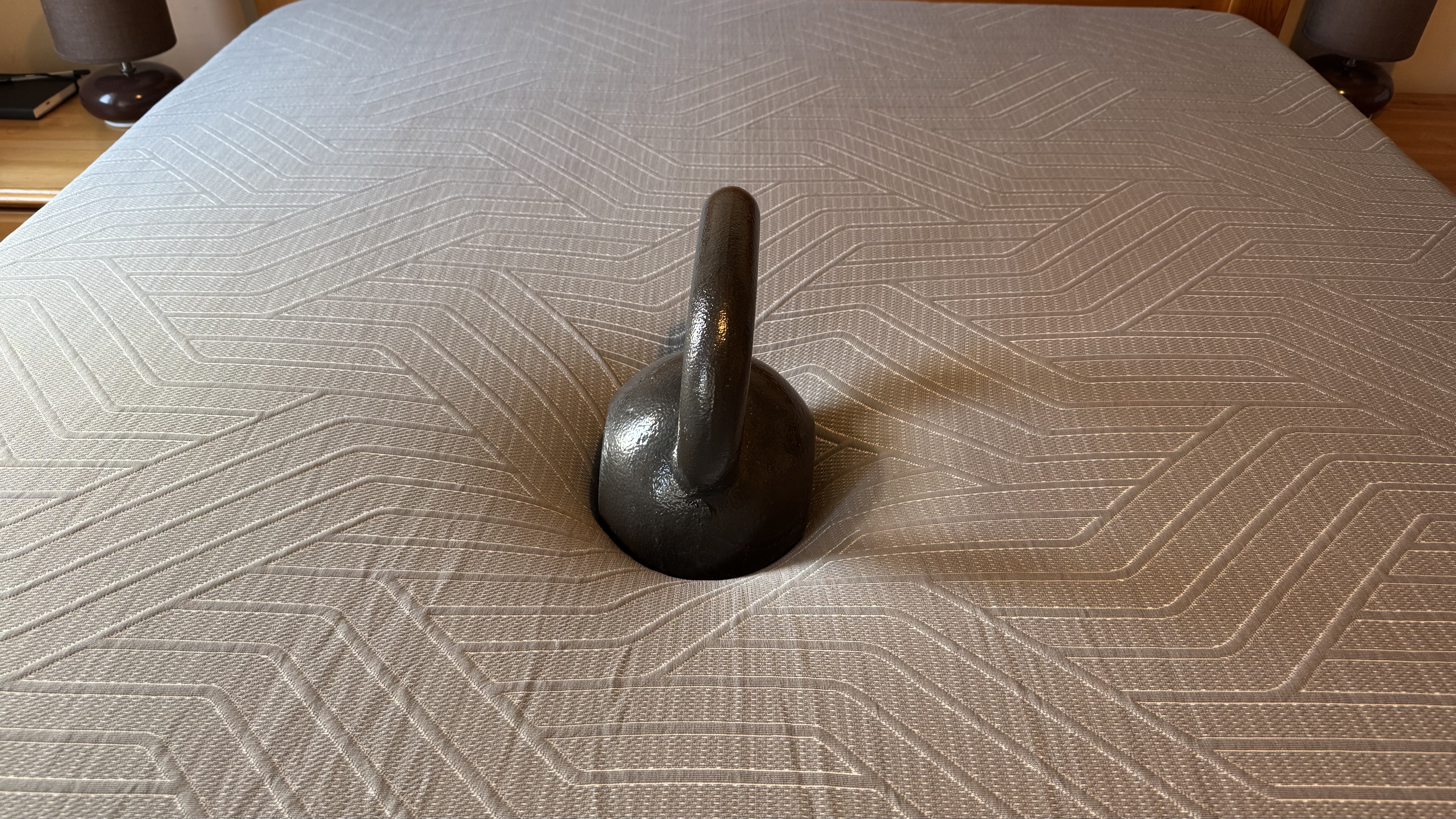 A heavy weight in the middle of the EGOHOME Hybrid mattress