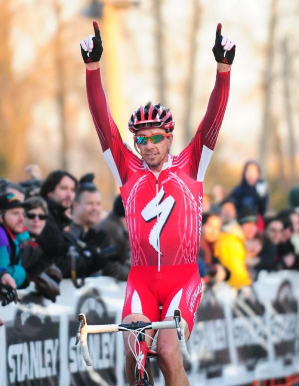 Todd Wells (Specialized) wins in a sprint against Jeremy Powers.