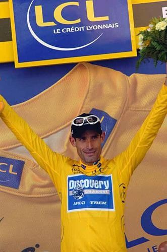 George Hincapie (Discovery Channel) salutes in yellow