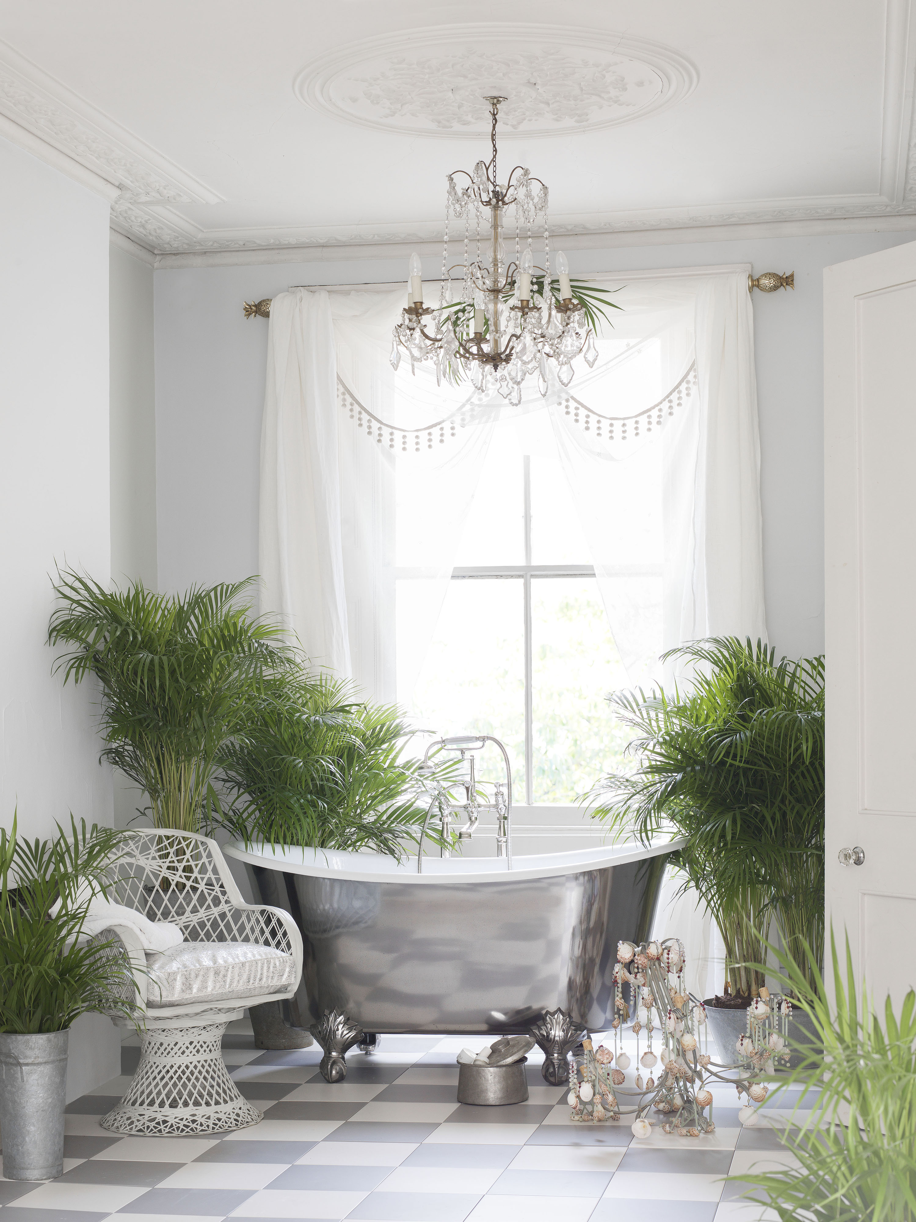 indoor garden ideas: bath surrounded by plants