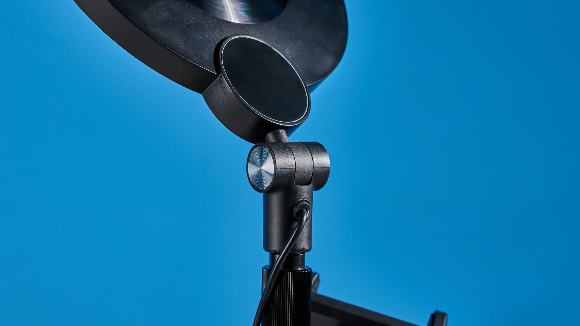 The Neewer Basics R06 7-inch Round Light photographed in front of a blue background.
