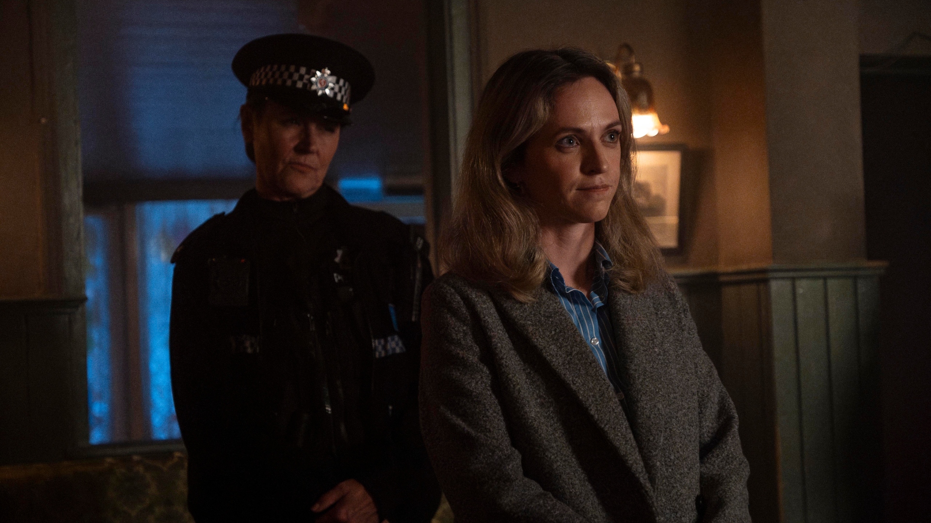 The police arrive at the pub in Code of Silence