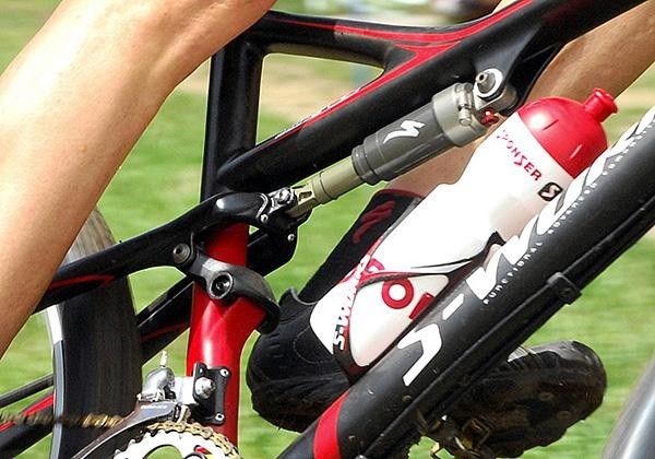 The rear shock has moved underneath the top tube.